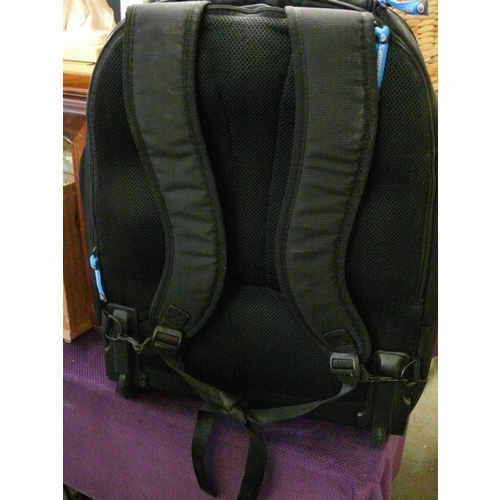 198 - SAMSONITE PADDED LAPTOP BACKPACK WITH MULTIPLE POCKETS & COMPARTMENTS. APPEARS VERY GOOD CONDITION.