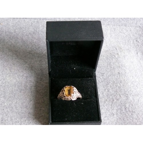 17 - A 9CT GOLD AND CITRINE RING A SQUARE SHAPE STONE LOVELY ROSE DESIGN ON BOTH SHANKS WEIGHT 4.43 gr SI... 