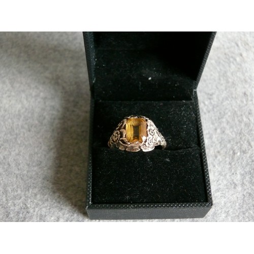 17 - A 9CT GOLD AND CITRINE RING A SQUARE SHAPE STONE LOVELY ROSE DESIGN ON BOTH SHANKS WEIGHT 4.43 gr SI... 