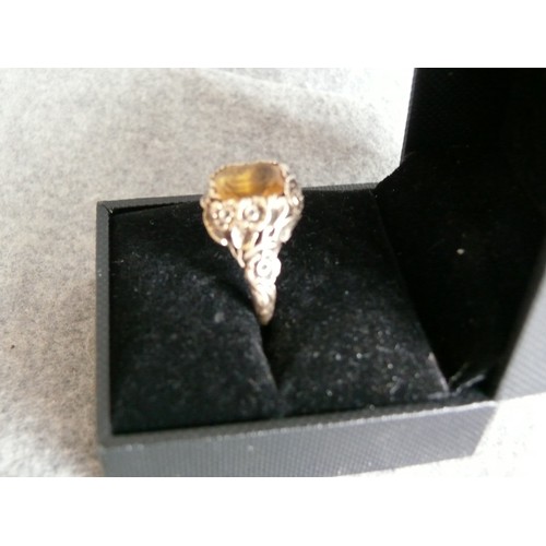 17 - A 9CT GOLD AND CITRINE RING A SQUARE SHAPE STONE LOVELY ROSE DESIGN ON BOTH SHANKS WEIGHT 4.43 gr SI... 