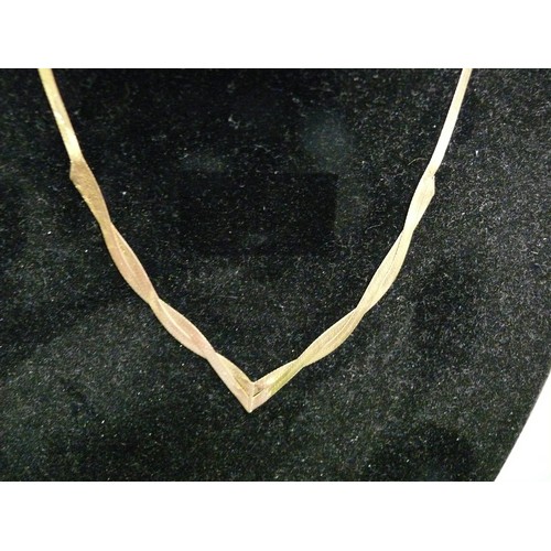 18 - A 9ct GOLD HERRING BONE DRAPED BAR NECKLACE DESIGNER MADE IN THE FINEST WORKSHOP IN ITALY WEIGHT 6.1... 