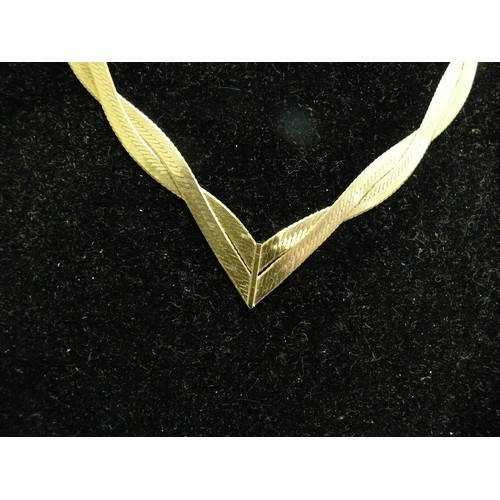 18 - A 9ct GOLD HERRING BONE DRAPED BAR NECKLACE DESIGNER MADE IN THE FINEST WORKSHOP IN ITALY WEIGHT 6.1... 