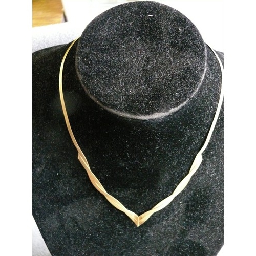 18 - A 9ct GOLD HERRING BONE DRAPED BAR NECKLACE DESIGNER MADE IN THE FINEST WORKSHOP IN ITALY WEIGHT 6.1... 