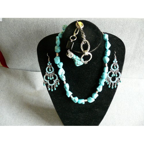 19 - A SET OF TURQUOISE ETHNIC JEWELLERY NECKLACE EARRINGS AND BRACELET