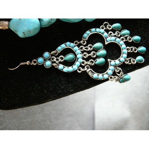 19 - A SET OF TURQUOISE ETHNIC JEWELLERY NECKLACE EARRINGS AND BRACELET