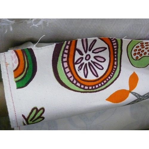 207 - FABRIC ROLL OF HEAVY COTTON DRILL. FABULOUS BRIGHTLY COLOURED FRUIT DESIGN ON CREAM.