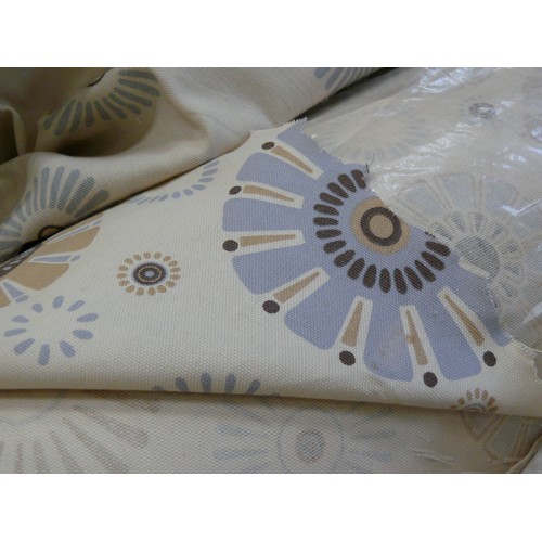 211 - COMPLETE FABRIC ROLL OF HEAVY COTTON. RETRO VIBE STYLIZED FLOWERS IN DUCK-EGG BLUE & CARAMEL ON CREA... 