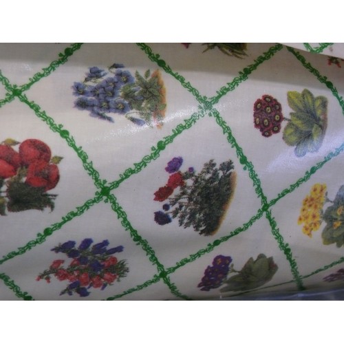 215 - FABRIC ROLL. WIPEABLE PVC. VINTAGE STYLE WILD FLOWER DESIGN ON CREAM. FOR TABLECLOTHS, BAGS, APRONS ... 