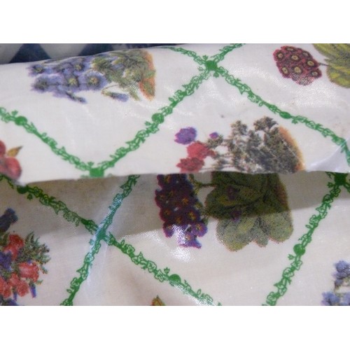 215 - FABRIC ROLL. WIPEABLE PVC. VINTAGE STYLE WILD FLOWER DESIGN ON CREAM. FOR TABLECLOTHS, BAGS, APRONS ... 