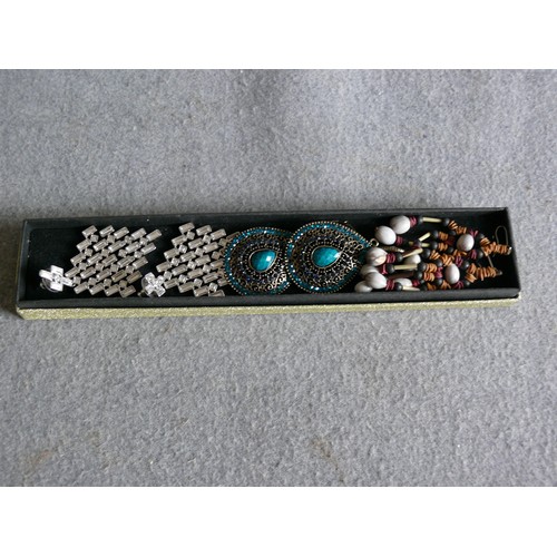 23 - 3 PAIRS OF DROP EARRINGS ETHNIC AND DRESS