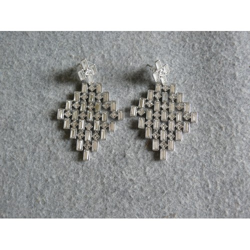 23 - 3 PAIRS OF DROP EARRINGS ETHNIC AND DRESS