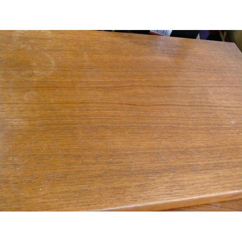 250 - MID CENTURY TEAK NEST OF 2 TABLES. RECTANGULAR WITH SLIGHTLY TAPERED LEGS.