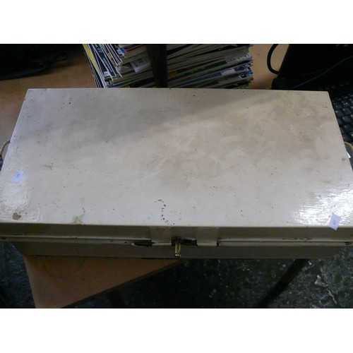 255 - VINTAGE METAL TOOL? BOX WITH 5 X INTERNAL COMPARTMENTS. PAINTED CREAM WITH GREEN INTERIOR.