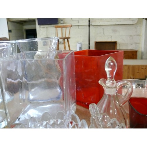 272 - LARGE SHELF OF MIXED GLASSWARE. DECORATIVE, DRINKING, VASES, TRINKETS.