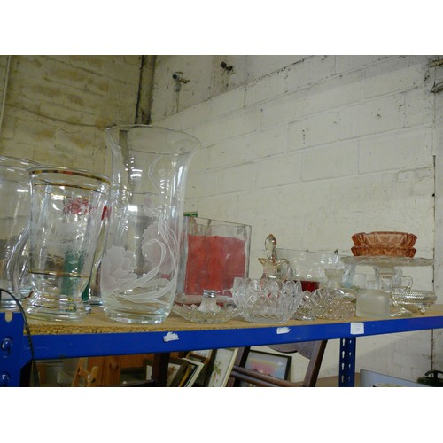 272 - LARGE SHELF OF MIXED GLASSWARE. DECORATIVE, DRINKING, VASES, TRINKETS.