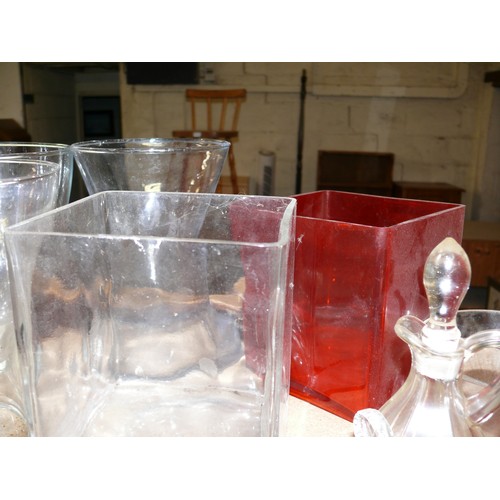 272 - LARGE SHELF OF MIXED GLASSWARE. DECORATIVE, DRINKING, VASES, TRINKETS.