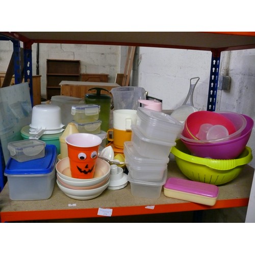 275 - LARGE QUANTITY OF PLASTIC/TUPPERWARE KITCHENALIA. SOME VINTAGE.