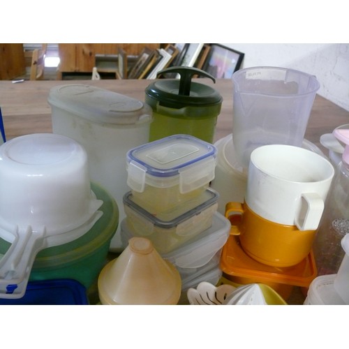 275 - LARGE QUANTITY OF PLASTIC/TUPPERWARE KITCHENALIA. SOME VINTAGE.