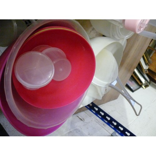 275 - LARGE QUANTITY OF PLASTIC/TUPPERWARE KITCHENALIA. SOME VINTAGE.