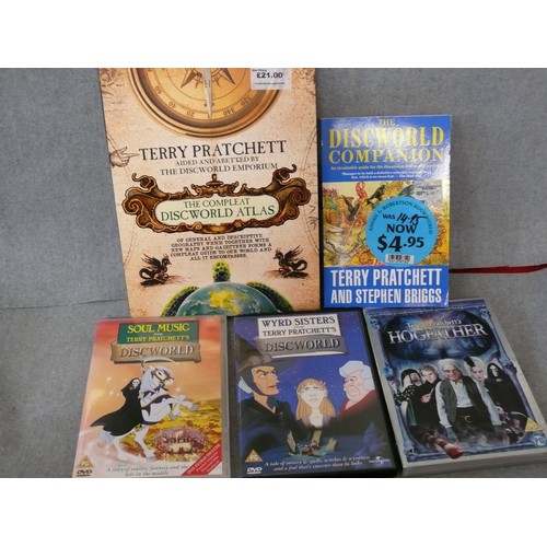 285 - TERRY PRATCHETT 'THE COMPLEAT DISCWORLD ATLAS'  HARDBACK, WITH 'THE DISCWORLD COMPANION' PAPERBACK, ... 