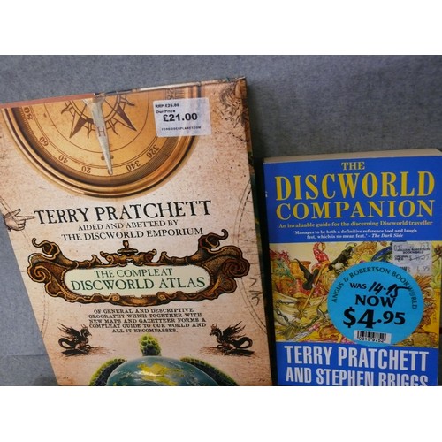 285 - TERRY PRATCHETT 'THE COMPLEAT DISCWORLD ATLAS'  HARDBACK, WITH 'THE DISCWORLD COMPANION' PAPERBACK, ... 