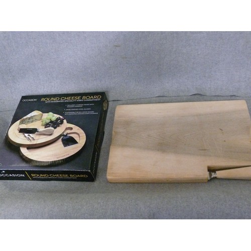 286 - OCCASION ROUND CHEESEBOARD WITH 3 KNIVES & ROTATING KNIFE STORAGE. ALSO A BREAD BOARD WITH KNIFE.