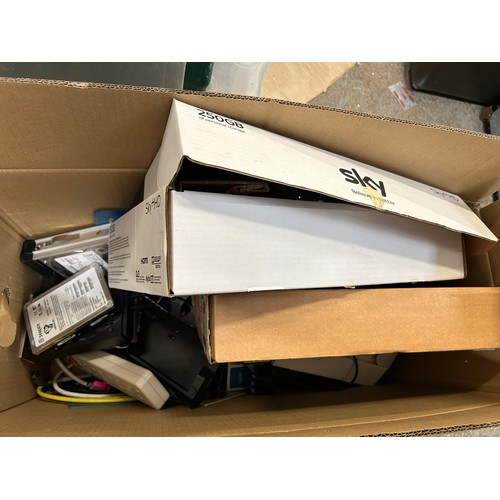 466 - LARGE BOX OF MIXED COMPUTER / PRINTER ELECTRICALS / CABLES ETC