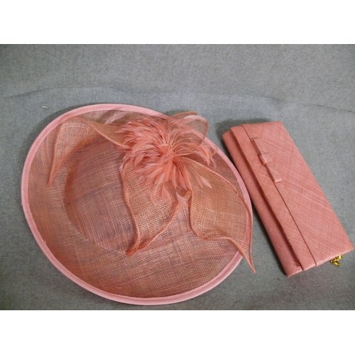 360 - A SALMON PINK STRAW & FEATHER LADIES HAT WITH MATCHING CLUTCH BAG IN A BLACK & WHITE STRIPED BOX - S... 