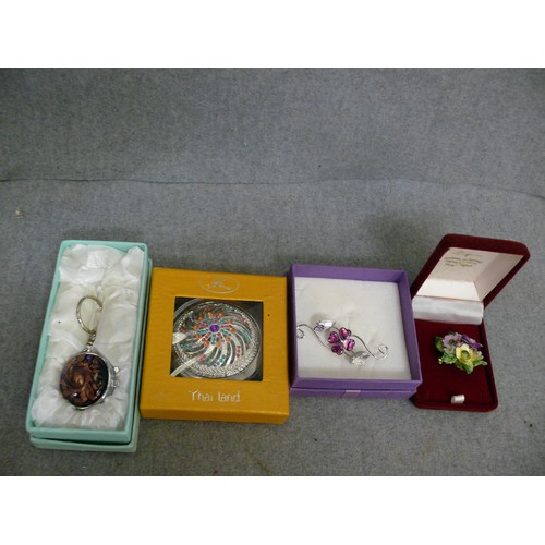 368 - 2 MIRROR COMPACTS IN ORIGINAL BOXES AND 2 BROOCHES ALSO IN GIFT BOXES