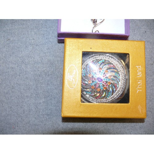 368 - 2 MIRROR COMPACTS IN ORIGINAL BOXES AND 2 BROOCHES ALSO IN GIFT BOXES