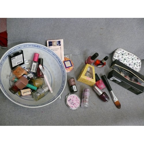 369 - CHINESE BOWL WITH CONTENTS OF NAIL VARNISH AND COSMETICS - EYE PENCILS, LIPSTICKS ETC