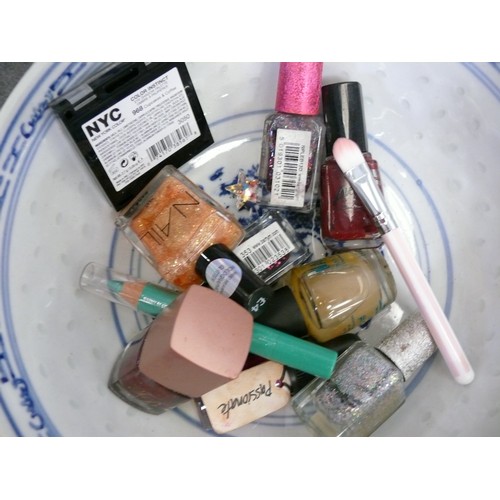 369 - CHINESE BOWL WITH CONTENTS OF NAIL VARNISH AND COSMETICS - EYE PENCILS, LIPSTICKS ETC