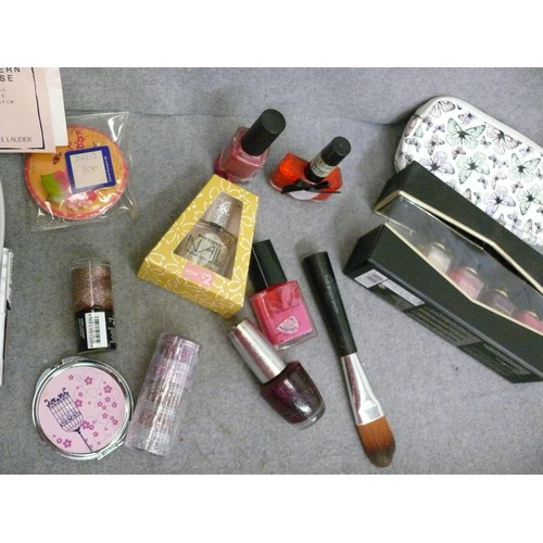 369 - CHINESE BOWL WITH CONTENTS OF NAIL VARNISH AND COSMETICS - EYE PENCILS, LIPSTICKS ETC