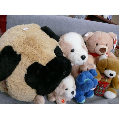 370 - A COLLECTION OF GOOD CLEAN CUDDLY TOYS INC BULLDOG MUFF BY COZY TIME, KEEL TOYS TEDDY- SEVERAL WITH ... 