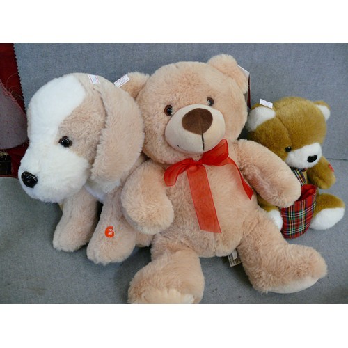 370 - A COLLECTION OF GOOD CLEAN CUDDLY TOYS INC BULLDOG MUFF BY COZY TIME, KEEL TOYS TEDDY- SEVERAL WITH ... 