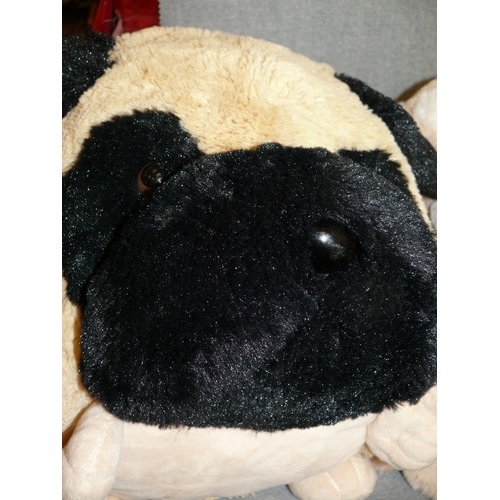 370 - A COLLECTION OF GOOD CLEAN CUDDLY TOYS INC BULLDOG MUFF BY COZY TIME, KEEL TOYS TEDDY- SEVERAL WITH ... 