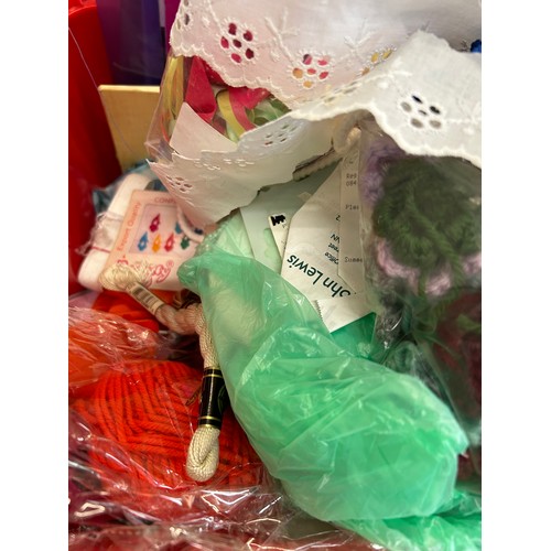 428 - LARGE B0X OF MIXED BRAIDS, THREADS, RIBBONS, GIFT BAGS, BALLS OF WOOL, FELTING FIBRE, EMBROIDERY FRA... 