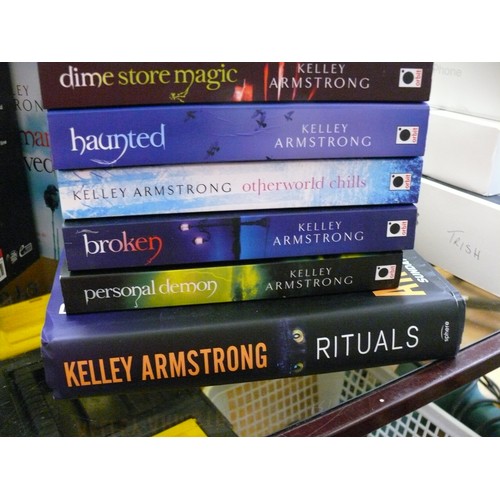 387 - 10 X KELLY ARMSTRONG BOOKS - 