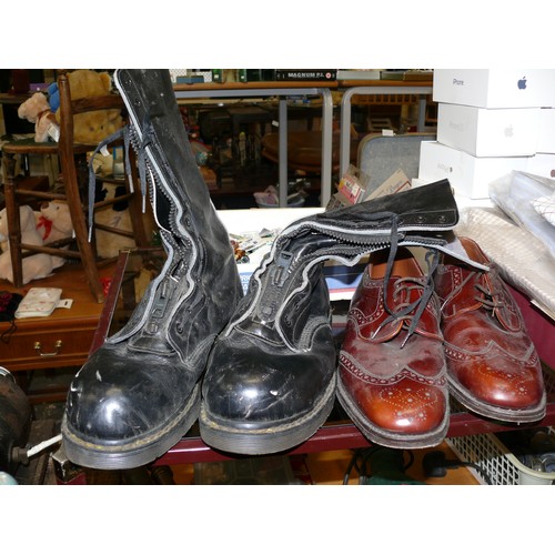 395 - VINTAGE AIR WAIR DOC MARTEN BLACK LEATHER SAFETY BOOTS, SIZE 9P AND A PAIR OF LEATHER BROGUES SIZE 8... 