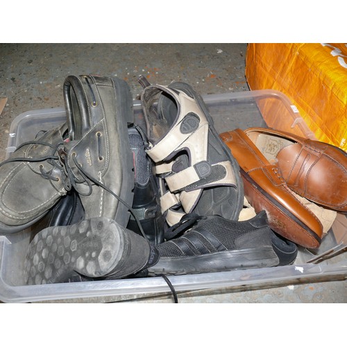 402 - 8 PAIRS OF GENTS SHOES AND SANDALS - MOSTLY SIZE 8 TO INCLUDE SAXONE ARRAN TAN LEATHER LOAFERS MADE ... 