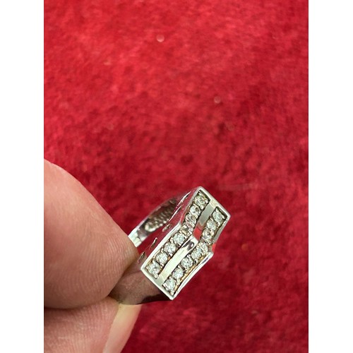 39 - A FINE SOLID SILVER ART DECO COURT RING, COVERED IN CUT CRYSTAL STONES SIZE M