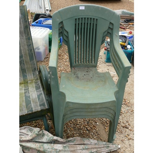 415 - METAL FRAMED GAREN BENCH, 4 GREEN PLASTIC CHAIRS AND A PARASOL