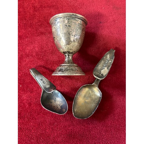 32 - A SOLID SILVER EGG CUP BIRMINGHAM 1922 BY JOSEPH GLOSTER Ltd PLUS 2 SILVER SPOONS GEOGIAN LONDON 182... 