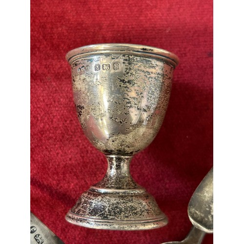 32 - A SOLID SILVER EGG CUP BIRMINGHAM 1922 BY JOSEPH GLOSTER Ltd PLUS 2 SILVER SPOONS GEOGIAN LONDON 182... 