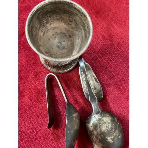 32 - A SOLID SILVER EGG CUP BIRMINGHAM 1922 BY JOSEPH GLOSTER Ltd PLUS 2 SILVER SPOONS GEOGIAN LONDON 182... 