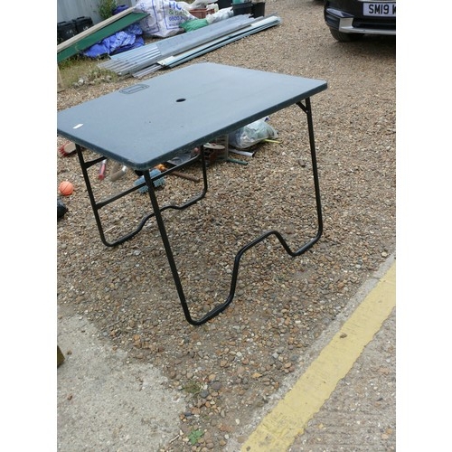 418 - FOLDING TABLE