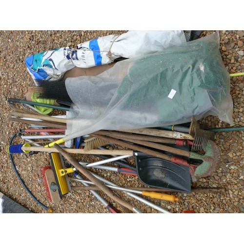 419 - LARGE QUANTITY OF GARDEN TOOLS ETC