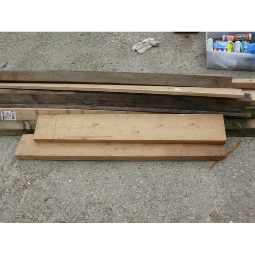 420 - SELECTION OF PLANKS OF WOOD TO INCLUDE 3X3, 6X2, FENCE POSTS & TIMBER