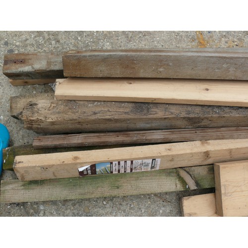 420 - SELECTION OF PLANKS OF WOOD TO INCLUDE 3X3, 6X2, FENCE POSTS & TIMBER