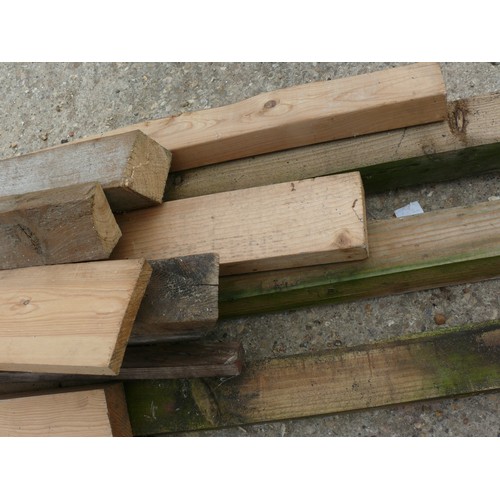 420 - SELECTION OF PLANKS OF WOOD TO INCLUDE 3X3, 6X2, FENCE POSTS & TIMBER